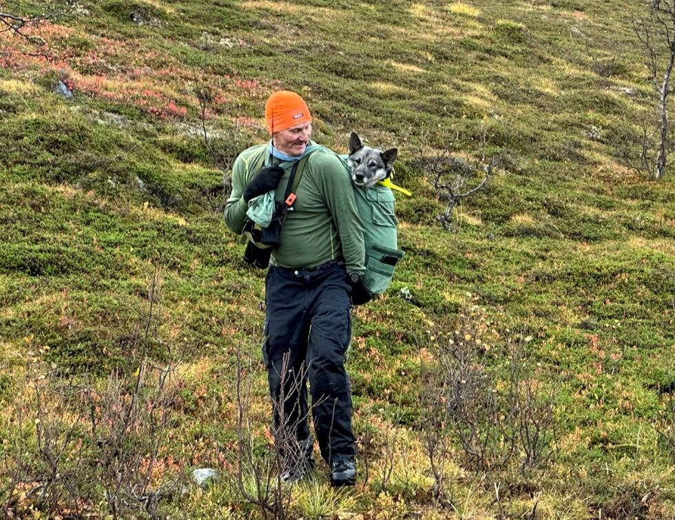 Maria ble glad når hun så jaktkamerat Jan-Gustav Kortsen komme ned fra fjellet med hunden på ryggen.
 Foto: Privat