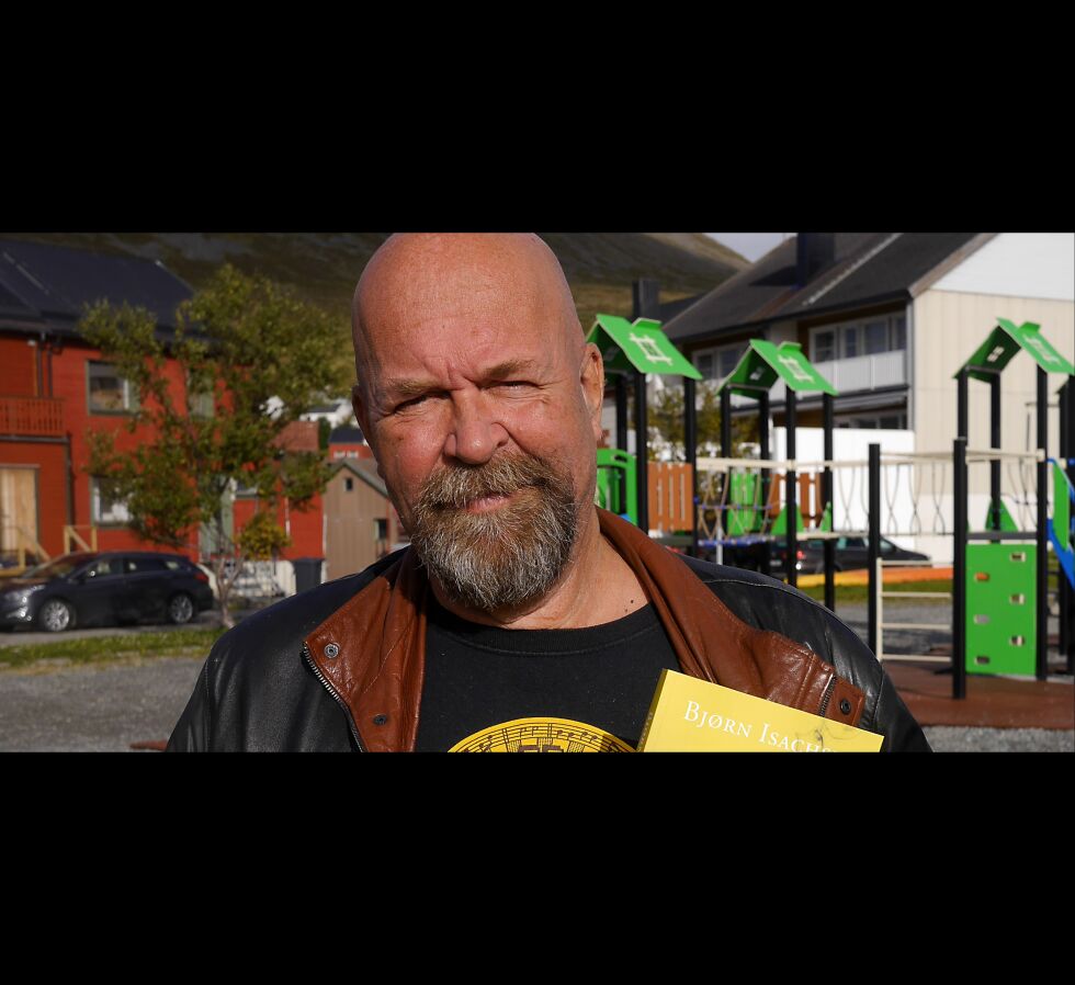 Bjørn Isachsen, som var lærer i Honningsvåg i 16 år, bruker nå tiden som pensjonist til å skrive bøker og sanger. Han lover å komme tilbake til neste års filmfestival for å presentere sin fjerde bok.
 Foto: Geir Johansen