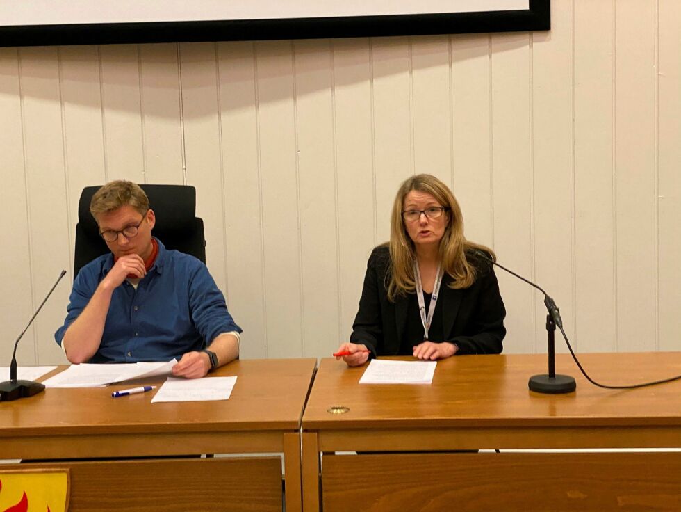 Kommuneoverlege Espen Kvammen Rafaelsen og kommunedirektør Nina Bordi Øvergaard orienterte om coronasituasjonen i Sør-Varanger, og at det ikke vil bli innført lokale tiltak i Sør-Varanger
 Foto: Hallgeir Henriksen
