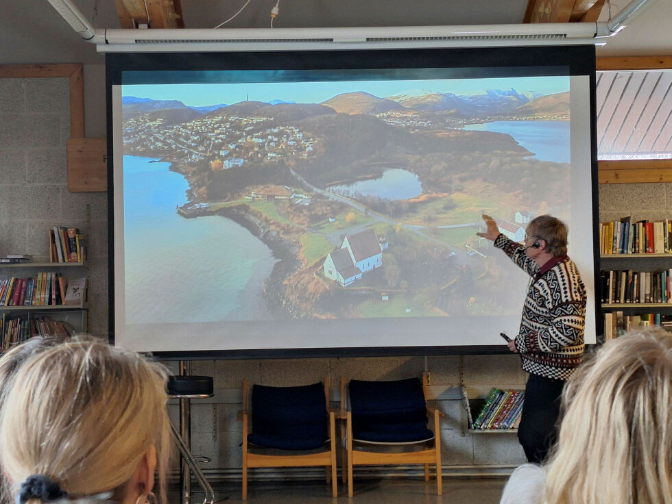 Frode Bygdnes deler av sine kunnskaper om Trondenesleiren i Harstad.
 Foto: Torbjørn Monsen