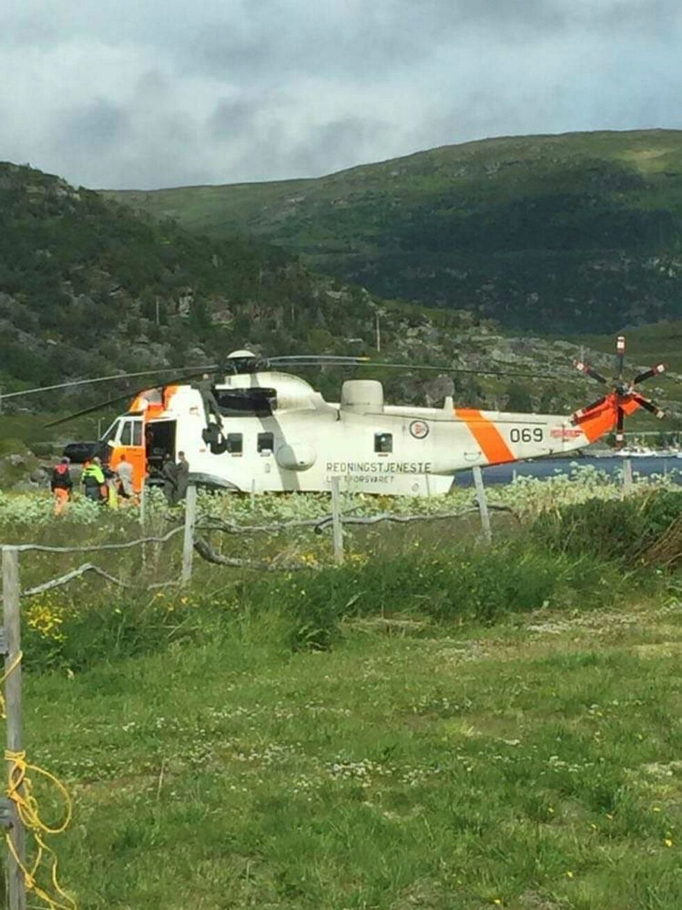 Sea King redningshelikopter landet ved Sjøsamisk Tun i Smørfjord i forbindelse med redningsaksjonen.
 Foto: Privat