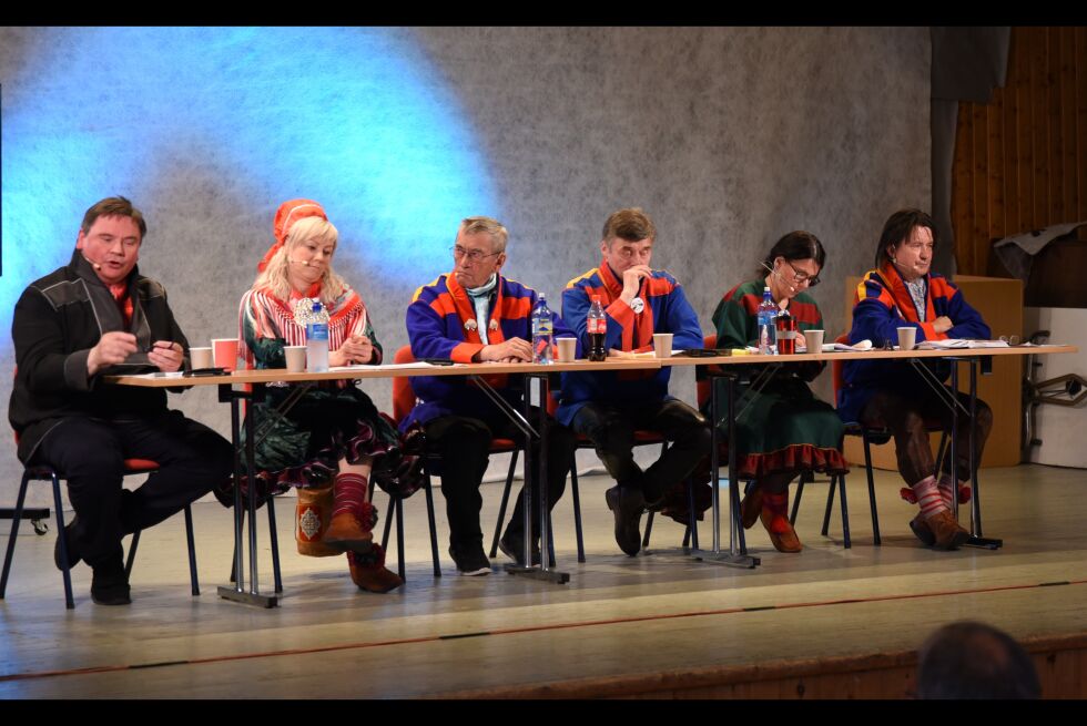 Svein Atle Somby (Arbeiderpartiet), Anne Toril Eriksen Balto (Senterpartet), Nils Anders Rasmus (Árja), Anders Somby jr (Flyttsamelista), Sissel Gaup (Karasjoklista) og John Nystad (Samefolkets parti) var bidragsytere i diskusjonen som ble arrangert av iFinnmark.
 Foto: Lars Birger Persen
