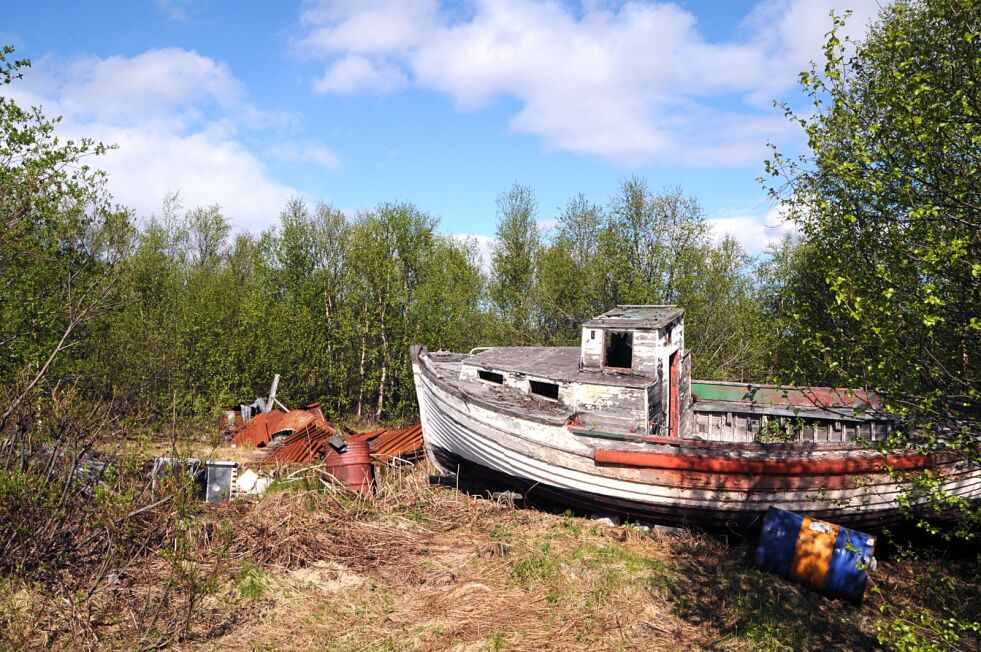 Fastboende og mange turgåere synes lite om synet av et gammelt båtvrak og en haug med rustne takplater i Langøra utenfor Kirkenes.
 Foto: Hallgeir Henriksen
