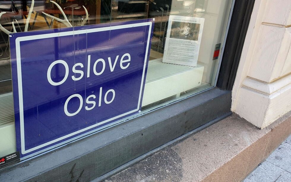 Dette skiltet kan man se i vinduet til Samisk Hus i Dronningens gate i Oslo.
 Foto: Steinar Solaas