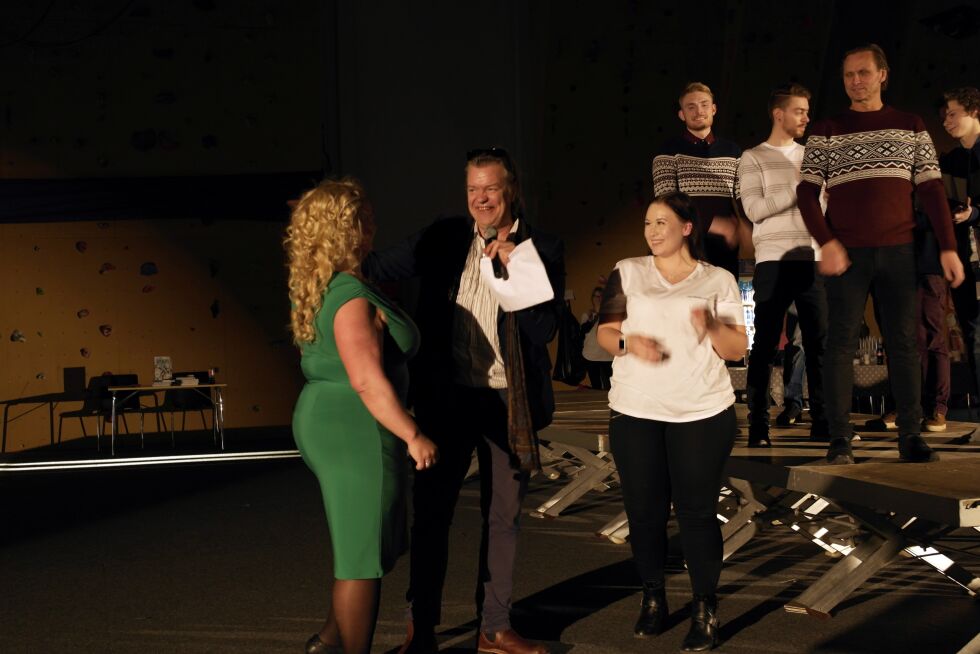 Mannekengoppvisningen med lokale mannekenger var høydepunktet på mannemessa i Skånlandhallen lørdag. Arrangør Nina Jakobsen til venstre og hennes datter Lisa fikk hjelp av Alex Rosén som konfransier. Lokale amatørmannekenger viste fram klær fra Dressed to impress.
 Foto: Steinar Solaas