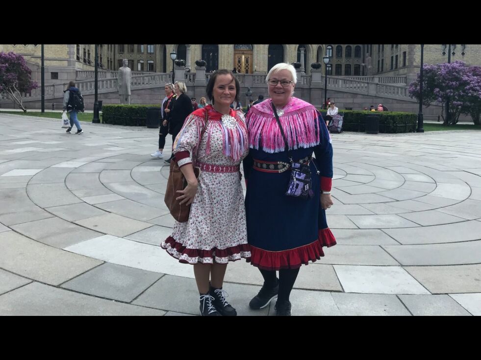 Anne Lajla Utsi (til venstre) og Liisa Elisabet Holmberg jobber i det internasjonale samiske filminstituttet.
 Foto: ISFI