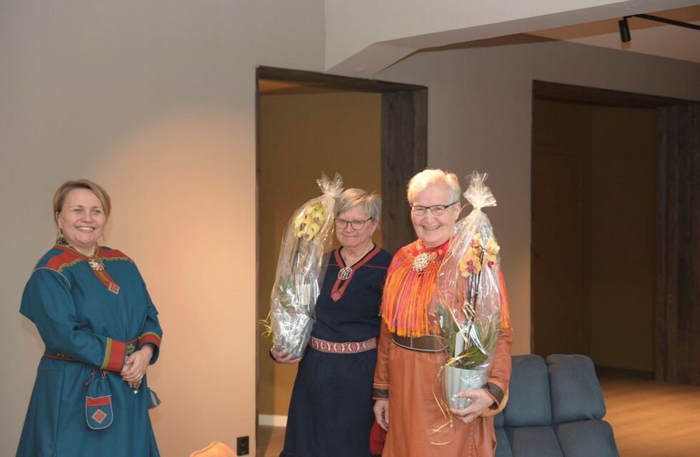 Det var både en fin og emosjonell prisutdeling da Solveig Lovise Johannessen (i midten) og Solveig Tangeraas (til høyre) fikk overrakt duodjiprisen 2021.
 Foto: Hannah Persen