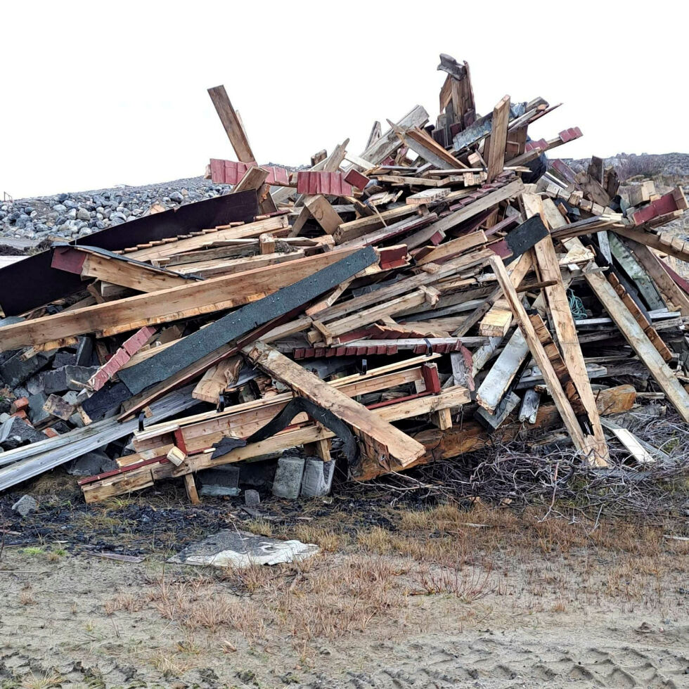 Alt tyder på at denne haugen med bygningsavfall, som så langt har status som mulig forsøpling, må kjøres til ØFAS i Tana av Haldorsen.
 Foto: Randi Irene Losoa
