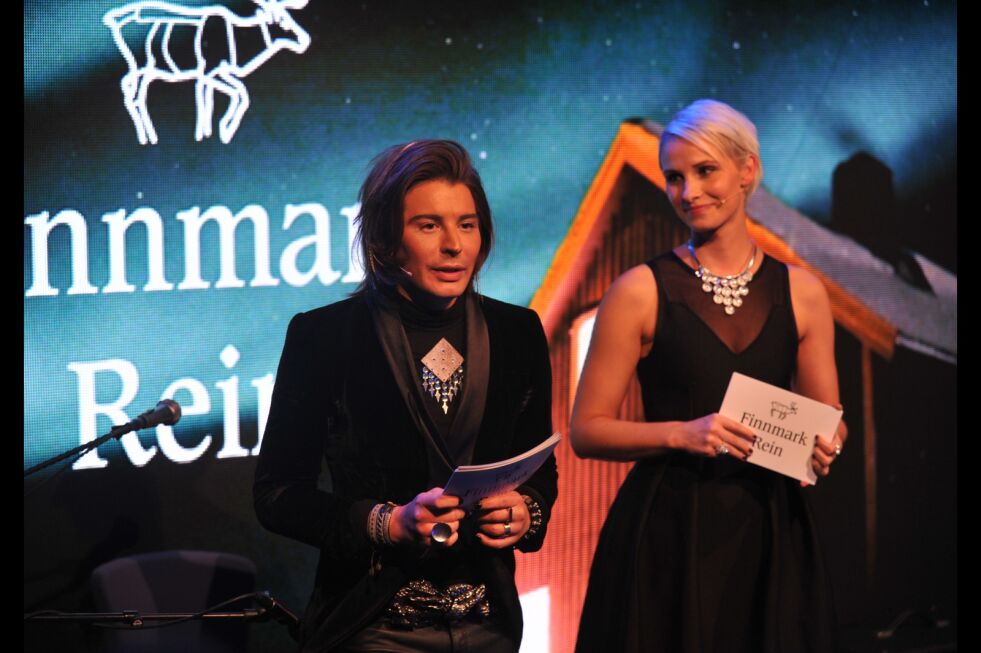 LEDET PROGRAMMET:

Anne Rimmen og Erlend Elias ledet programmet, inkludert moteshowet, under lanseringen av reinkjøtt i regi av Finnmark Rein.
 Foto: Erik Brenli