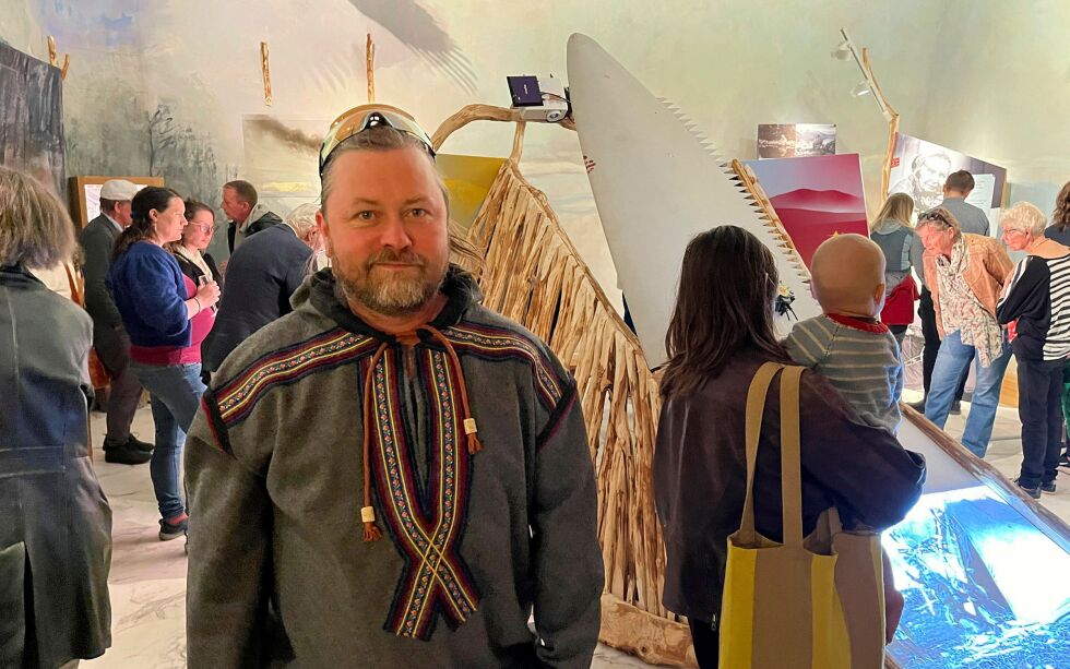 Arkitekt og kunstner Joar Nango forteller om den nye utstillingen som har åpnet på museet i Tromsø.
 Foto: Elin M. Wersland