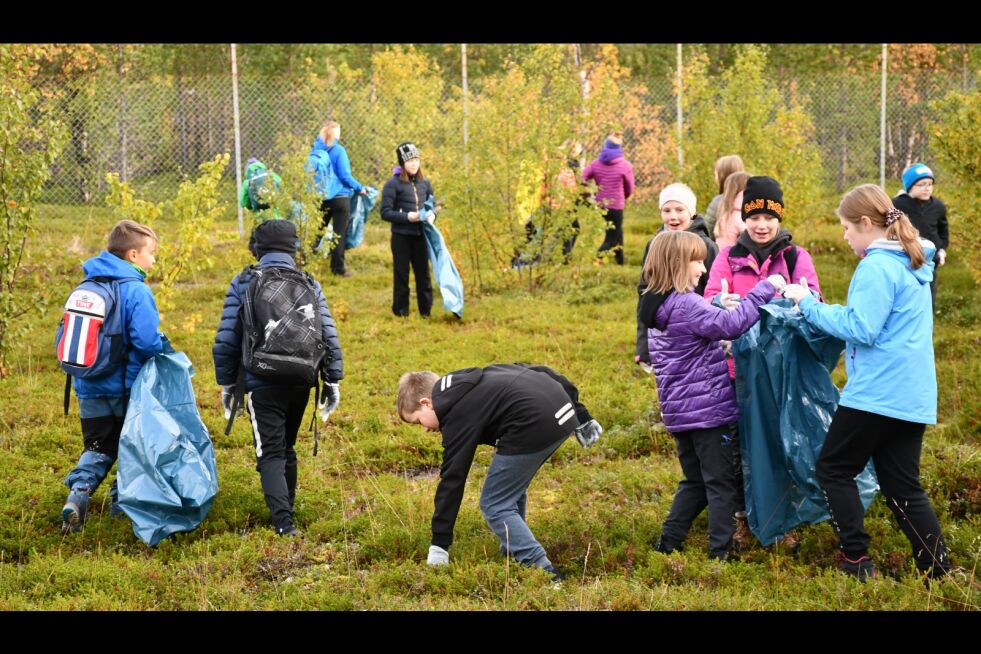 Sjetteklassingene fra Lakselv barneskole viste seg å være effektive søppelplukkere.
 Foto: Irene Andersen