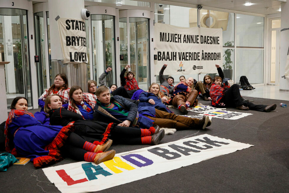Aksjonistene gjør seg klare til å overnatte inne på OED februar 2023. Nå har aktoratet og forsvarer lagt ned hver sin påstand om hva de mener burde bli dommen i tiltalen mot 13 av dem.
 Foto: Rasmus Madsen Berg