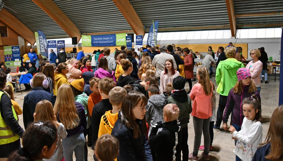 Mange, både voksne og barn, tok turen til Porsangerhallen for å delta på frokosten som innledet Bolyst-uka i Porsanger.
 Foto: Irene Andersen