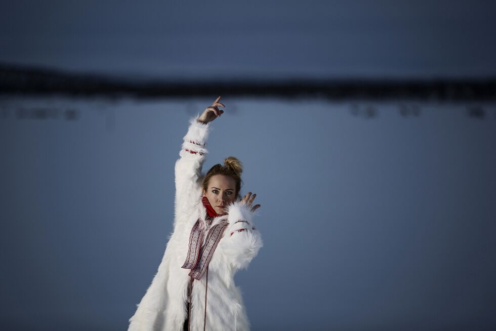 Elle Márjá Eira fra Kautokeino får en kvart million kroner i arbeidsstipend fra GramArt. Hun og fem andre artister vil motta 250.000 kroner hver.
 Foto: GramArt: Marie Louise Somby (Pressefoto)