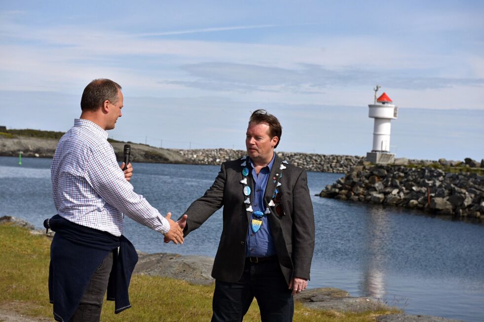 Samferdselsminister Ketil Solvik Olsen (FrP) forsto åpningen. Her gir statsråden og Berlevågs ordfører Rolf Laupstad hverandre et håndtrykk.
 Foto:  Arnt Eirik Hansen