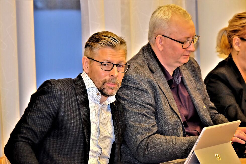 Samferdselssjef Per Holm-Varsi og hans stab fikk ros for utmerket saksframlegg. Ved hans side (t.h.) assisterende samferdselssjef Jørgen Blix.
 Foto: Bjørn Hildonen