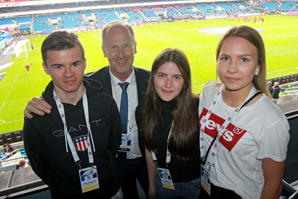 Thore Andre Krystad og Norges Fotballforbund satte pris på at de fikk være vertskap for John David Utsi Gaup, Nina Vars og Anna Christine Buljo.
 Foto: Svein Halvor Moe