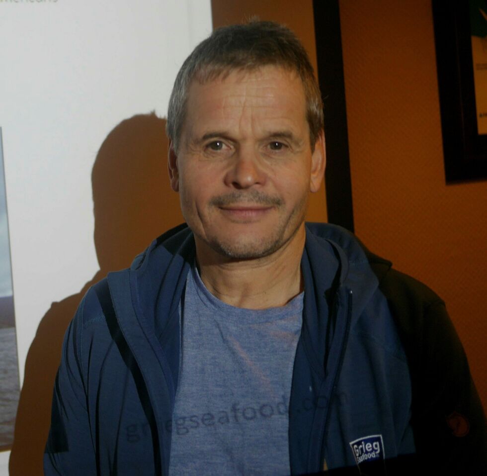 Samfunnskontakt for Grieg Seafood Finnmark, Roger Pedersen, opplyser om hva som skjer når det foreligger mistanke om ILA i lakseoppdrettsalegg.
 Foto: Geir Johansen