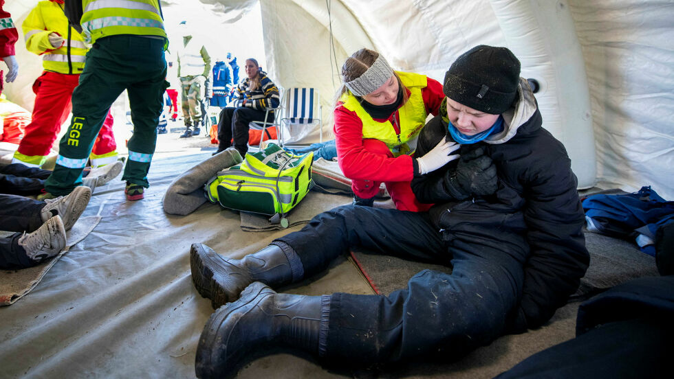 I teltet til Sivilforsvaret ble de skadde behandlet av ambulansefag-elevene og leger.
 Foto: Cecilie Bergan Stuedal