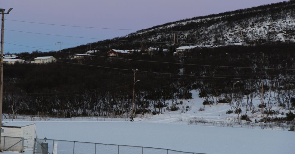 Det nye boligfeltet i Vestre Jakobselv ligger nordvest for idrettsbanen og opp mot boligene i Ringveien og Bergveien øverst i bildet.
 Foto: Torbjørn Ittelin