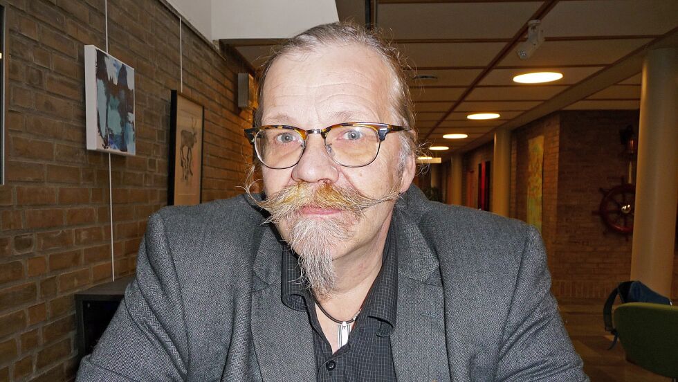 Kurt Wikan er oppgitt og skuffet over at det har gått nær to år fra forslaget til trespråklig skilting han var med på å utarbeide, blir sendt ut på høring.
 Foto: Bjørn Hildonen