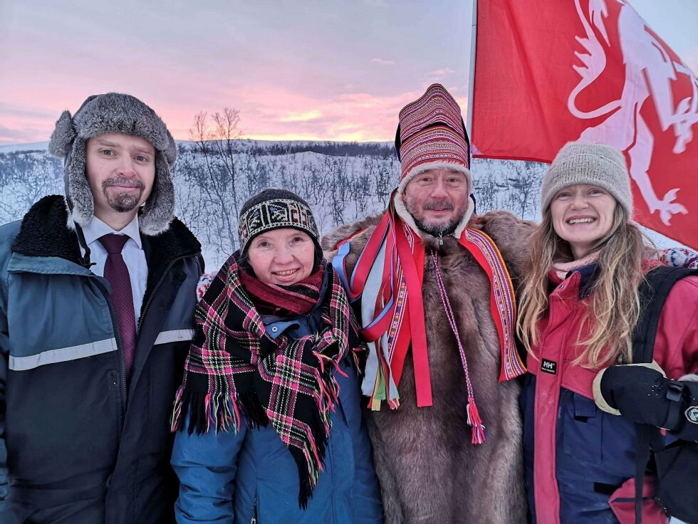 14. ja­nu­ar var de og fle­re sam­let ved null­punk­tet ved Stil­la for å mar­ke­re 40-års­da­gen for Stil­la-ak­sjo­nen. Fra venst­re Amund Sjø­lie Sveen, Siri Broch Jo­han­sen, Jo­han Sara jr. og Liv Hanne Haugen. Foto: Nord­ting