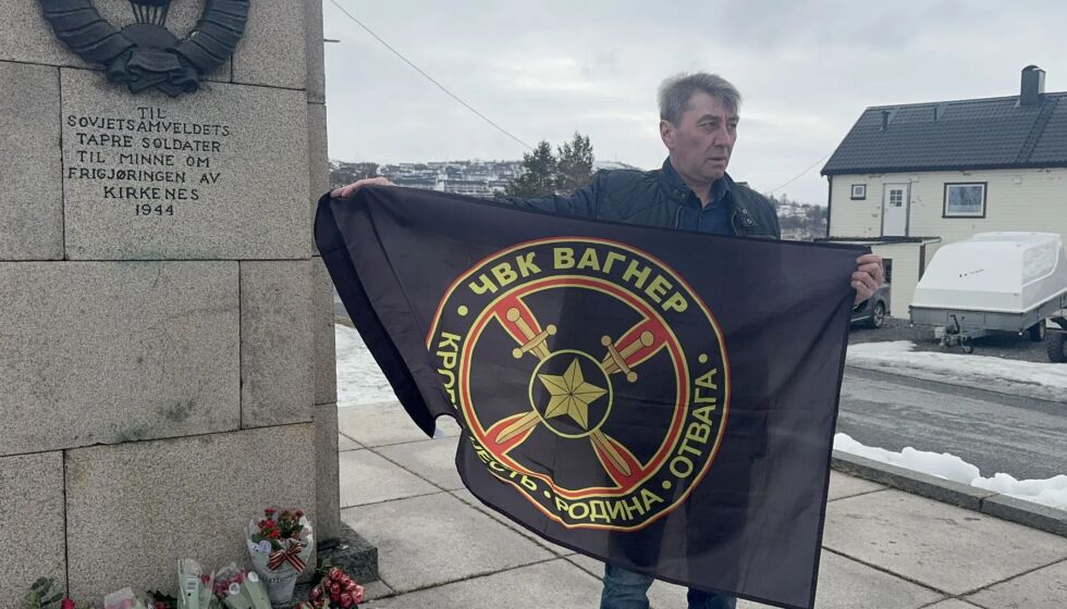 Før seremonien ble det tatt frem et Wagner-flagg og sendt hilsen til "gutta ved fronten", russiske soldater i Ukraina.
 Foto: Barents Observer