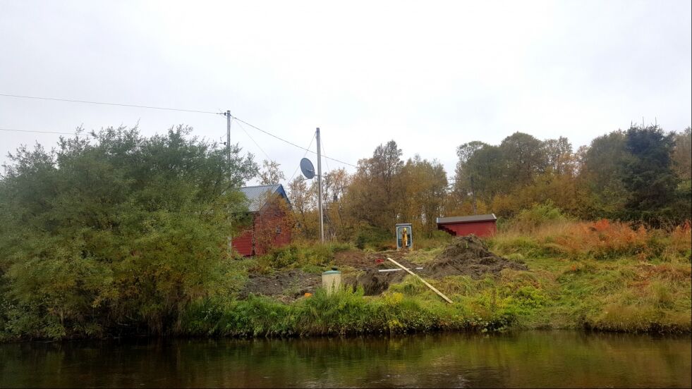 Kommunen har bedt om en redegjørelse for denne gravinga på en privat eiendom som ligger helt inn mot denne elva.
 Foto: Privat
