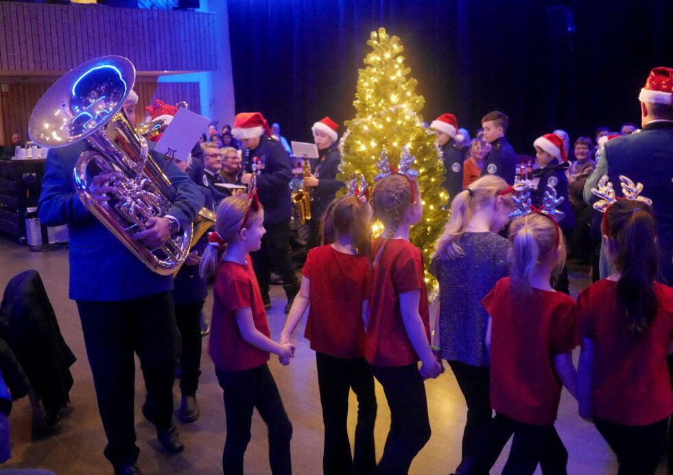 Konserten åpnet med at sangere og musikere gikk rundt juletreet.