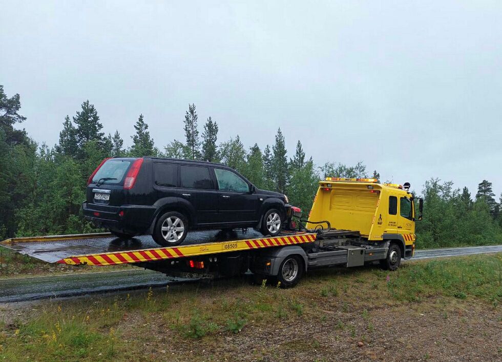 Det mobile hjemmekontoret i denne bilen fungerte fint til den fikk motorhavari midt på Finnmarksvidda. Foto: Privat
 Foto: Privat