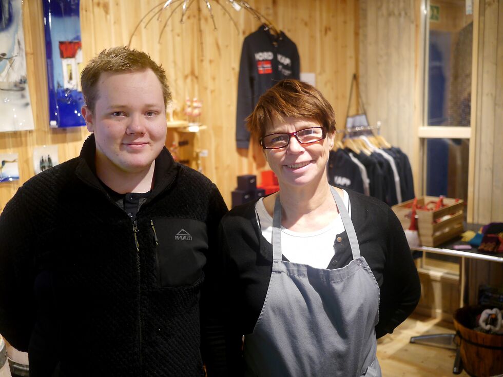 Sirpa Jensen holder «Snoy» åpen på lørdager før jul. Her er Simon Johansen innom for å se på vareutvalget.
 Foto: Geir Johansen