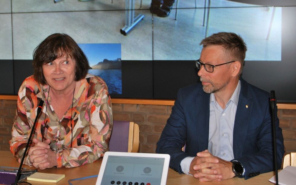 Per Bjørn Holm-Varsi og Kristina Hansen feirer med kake da nyheten kom om penger til et skredsikringsprosjekt.
Foto: Trond Magne Henriksen, Troms og Finnmark fylkeskommune
