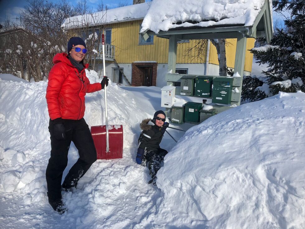Aksel Bruer på fire trives godt med å fjerne sne, og jobbet seg både god og svett sammen med mamma Stine Lise Jørgensen foran postkassestativet i Tunnelveien på Hesseng på lørdag.
 Foto: Hallgeir Henriksen