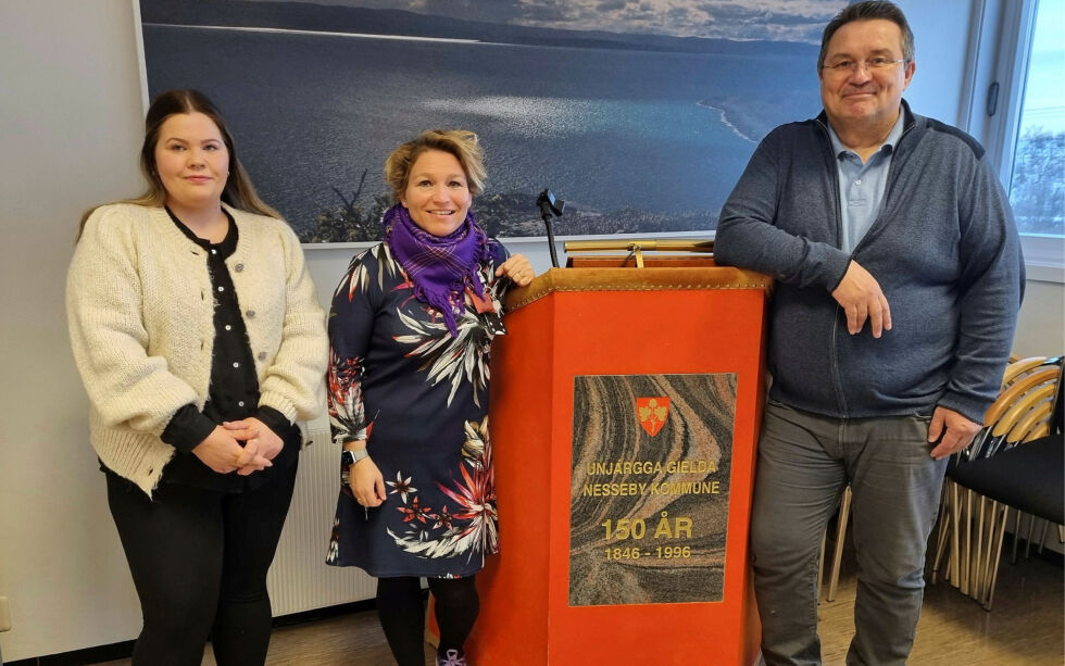 Leder av nominasjonskomiteen i Nesseby Ap, Hanne Iversen Noste (til venstre) kan nå presentere Knut Store og Marit Kjerstad som henholdsvis ordfører- og varaordførerkandidat foran kommunevalget neste år.