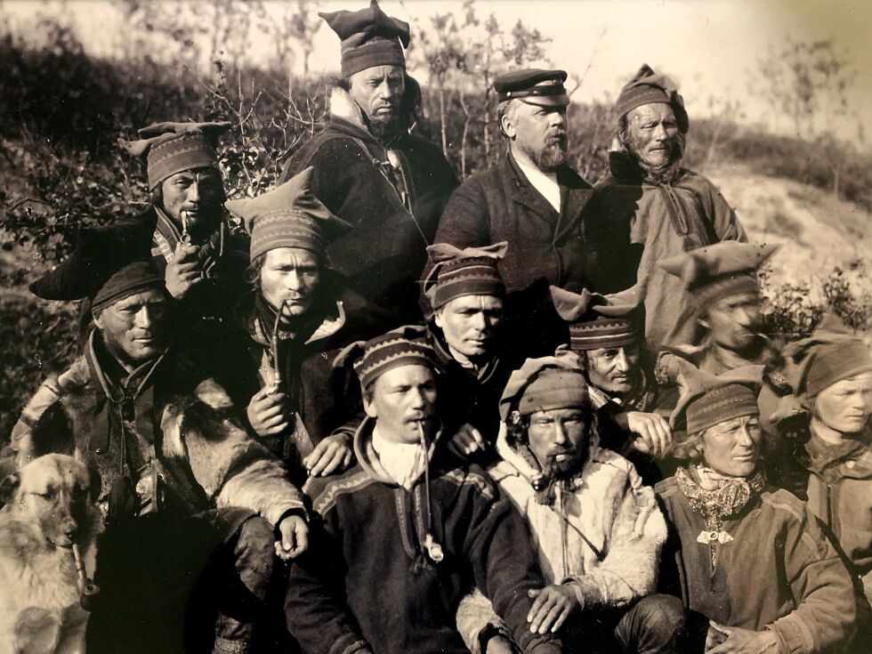 Bil­det har tit­te­len «Lens­mann Gul­dahl med sine Kau­to­kei­no­lap­per» (1896/97) og eies av Sta­tens kart­verk.