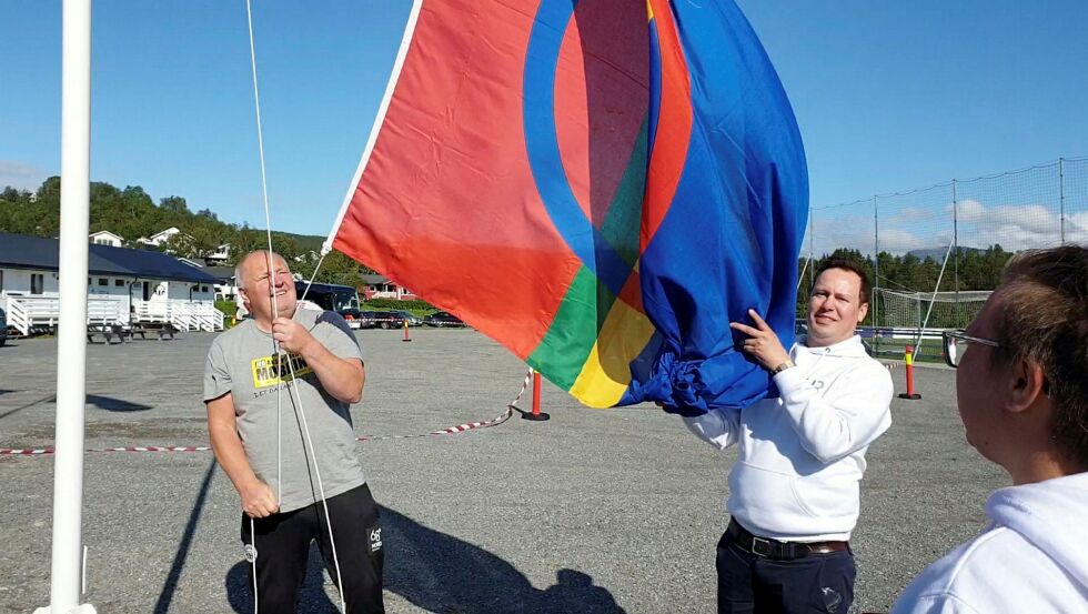 Eirik Larsen (høyre) overleverer det nye flagget som Bjørn Jakobsen fra SOIF straks heiser til topps.
 Foto: Steinar Solaas