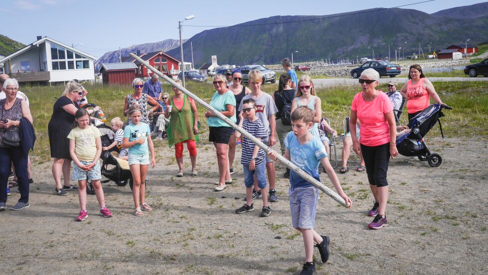 Å kaste råvedstang lengst mulig er blitt til et av de meste populære arrangementene under bryggefestivalen. Både voksne og barn deltar ivrig i denne konkurransen.
 Foto: Geir Johansen