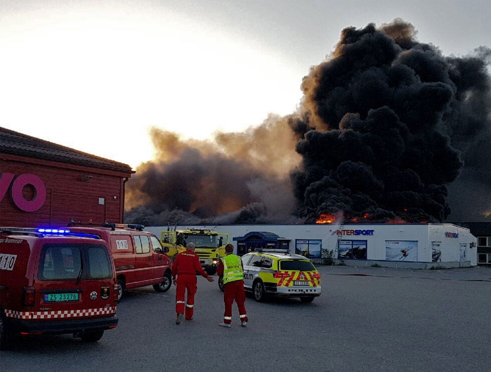 Alle nødetater rykka ut til en store brannen på Intersport på Hesseng.
 Foto: Torbjørn Ittelin