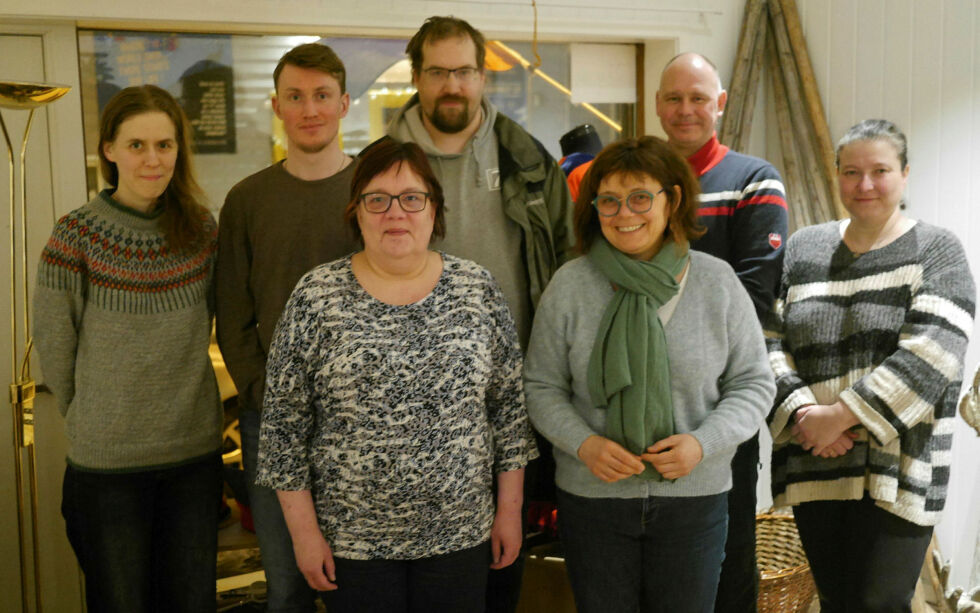 Nordavindsfolket/Davvebiegga álbmot i Nordkapp vil ha flere medlemmer og øke aktiviteten i tiden som kommer. Her er styret som ble valgt i mars i fjor. Foran fra venstre Mariann Pedersen Bårdsnes (styreleder) og Anne Duval (styremedlem). Bak fra venstre Kristine Tjåland Braut (nestleder), Nils Arne Fløystad (styremedlem), Fred-Jasper Jensen (vara), Torgrim Helgesen (vara) og Veronica Helgesdatter Indrøy (styremedlem). I tillegg er Svetlana Heløy og Ragnhild Andersen styremedlemmer.
 Foto: Geir Johansen