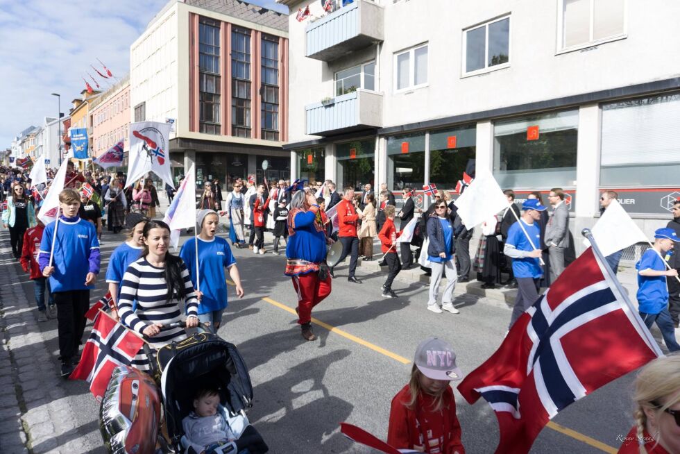Representerte bryteklubben i borgertoget:
Atletklubben gikk i toget under egen fane 17.mai, og lot seg representere med lederen som framførte en form for joik via megafon.
 Foto: Ronny Strand