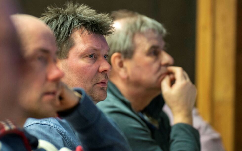 Rune Aslaksen (i midten) og Benn Larsen (til høyre) følger spent med mens stemmene telles opp. Rune Aslaksen ble etter møtet lørdag konstituert som nestleder i TF.
 Foto: Irene Andersen