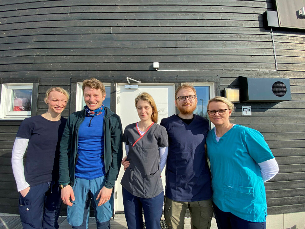 Denne trivelige gjengen møter du på Midt-Finnmark dyreklinikk. Fra venstre Silje Larsen, René Lande, Malgorzata og Aleksander Kut samt Astrid-Marie Holm.
 Foto: Roger Albrigtsen