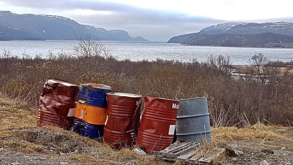 Gamle oljefat er sjeldent noe pent syn, og i tillegg er det en blanding av olje og vann i i noen av dem.
 Foto: Frank Emil Trasti