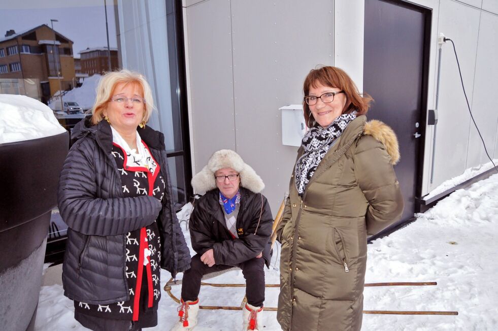 Máret Guhttor (til høyre) og Mathis Nilsen Eira klarte ikke å bli enige om en samisk ledelse av FeFo-styret. Marit Kirsten Anti Gaup (til venstre) foreslo seg selv som styreleder, men fikk kun sin egen stemme.
 Foto: Hallgeir Henriksen