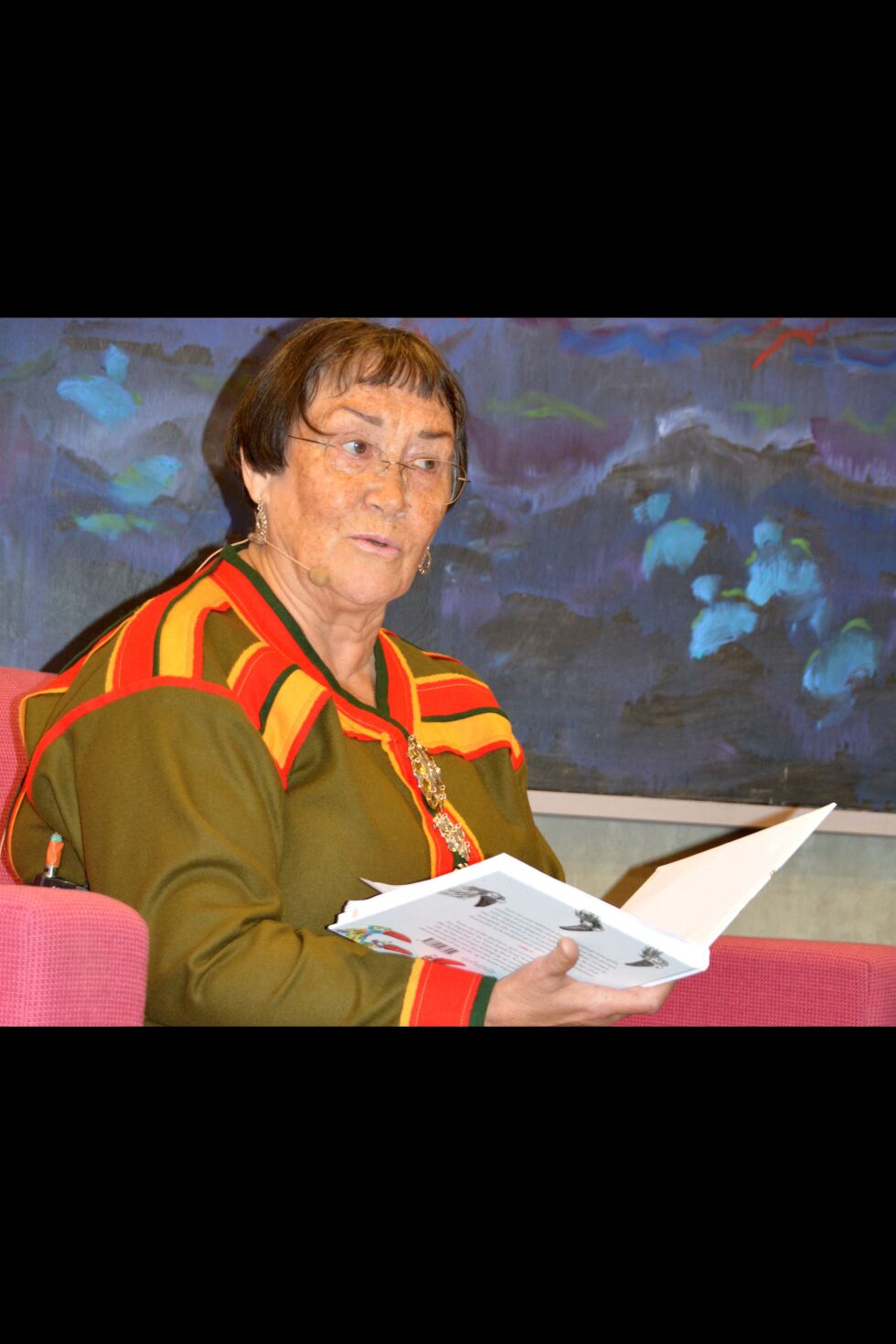 Forfatter Aino Hivand bor for tiden i Manndalen. Under Riddu Ri&#273;&#273;u leste hun opp fra boken «Ravnenes kamp».
 Foto: Elin Margrethe Wersland