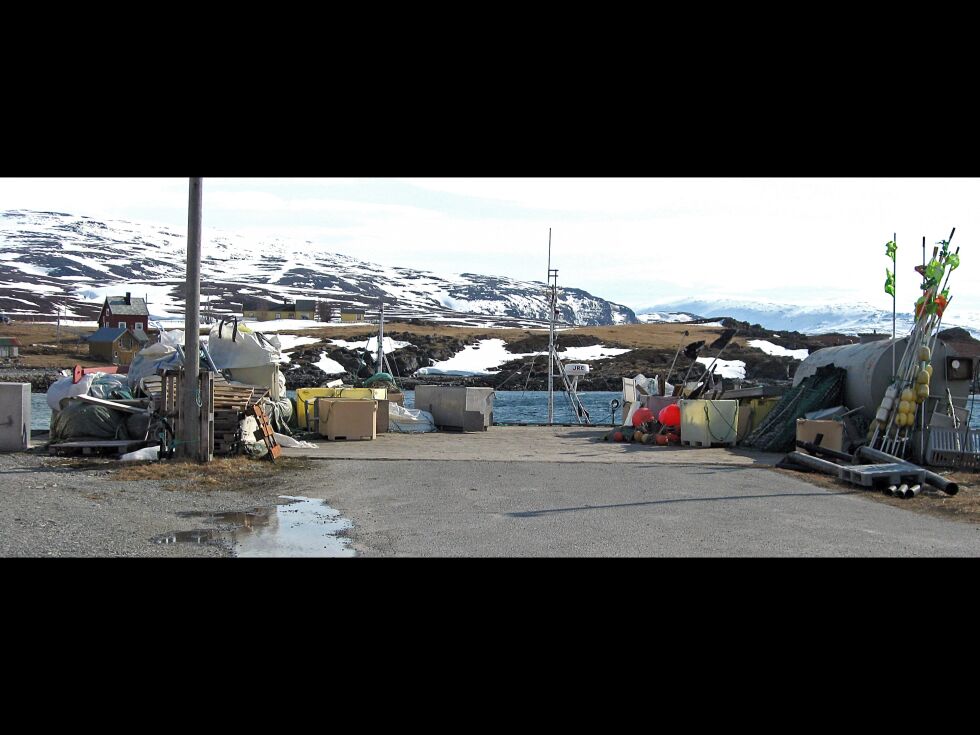 Slik så det ut på den kommunale kaia i Klubbukt sist onsdag, med lagret fiskeriutstyr på begge sider og båt i opplag ved kaifronten. Nå skal imidlertid rydding pågå for fullt, ifølge dem som har lagret utstyret.
 Foto: Privat