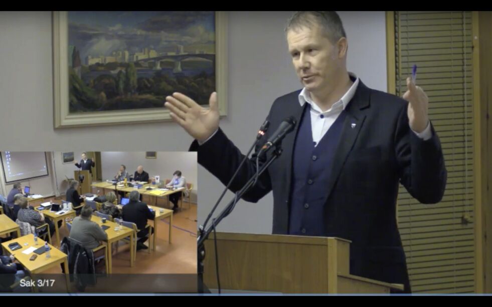Eks-rådmann Oddbjørn Nilsen fikk stoor pakke. Her lekser hab opp for Tysfjord kommunestyre om alle formalfeil og dermed lovbrudd de begikk da de 21. januar vedtok å sparke han. Nilsen har tidligere vært rådmann i Kvalsund, hvor han også fratrådte med solid sluttpakke.
 Foto: Tysfjord kommune