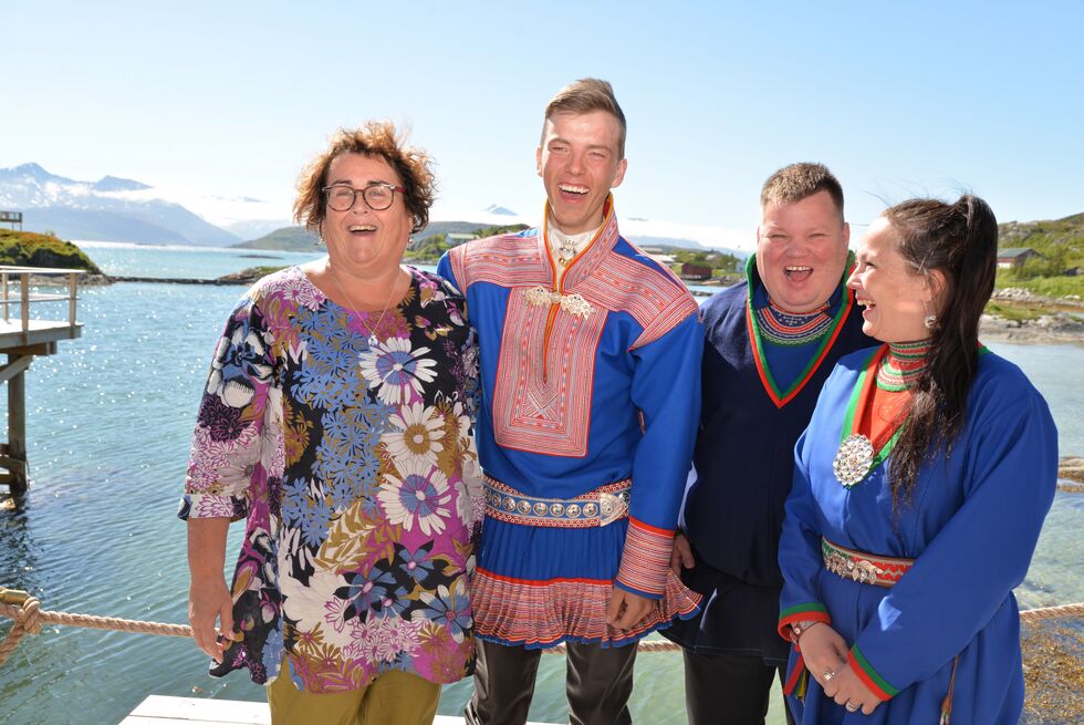 I blid gjeng møttes på kaikanten for fotografering. Landbruks- og matminister Olaug Bollestad, prisvinner Jovsset Thomas Sara,  leder i Markedsutvalget, John Anders Lifjell og NRL Ellinor Marita Jåma.
 Foto: Steinar Solaas