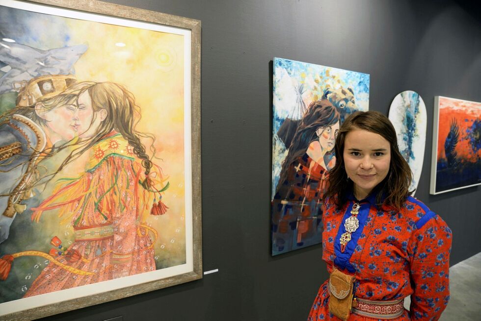 Inga-Wiktoria Påve, her på Festspillene i Nord-Norge i 2017, der hun hadde utstillinga som heter «Vuoiŋŋaid ja sivuid muittut – Memories of souls and spirits».
 Foto: Steinar Solaas