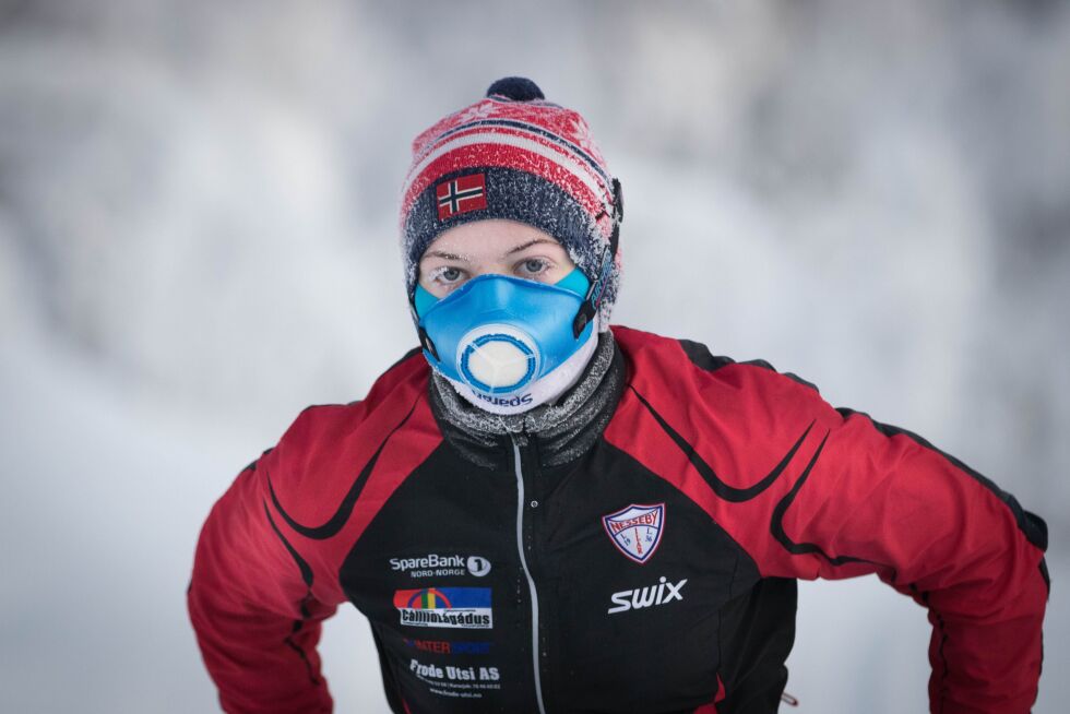 Anna Kajsa Jernsletten fra Ilar valgte å ta på seg kuldemaske da graderstokken krøp ned mot nærmere 20 minus.
 Foto: Charles Petterson